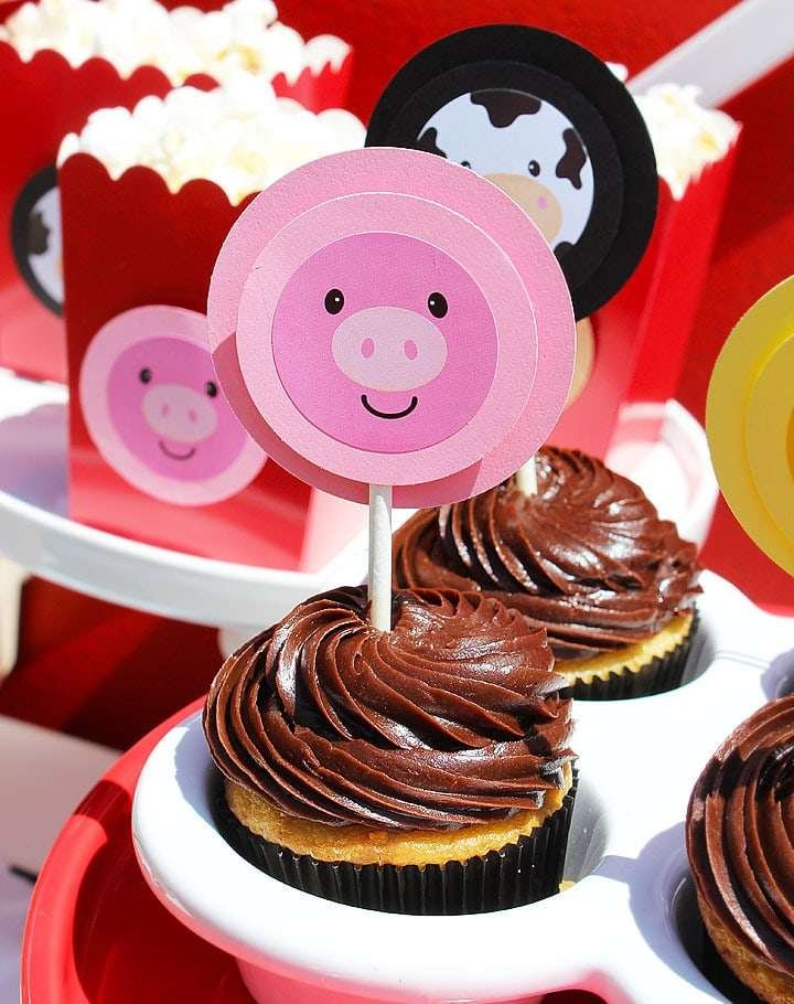 Best First and Second Birthday Party Ideas for Boys and Girls 153 Barnyard farm birthday party decoration ideas