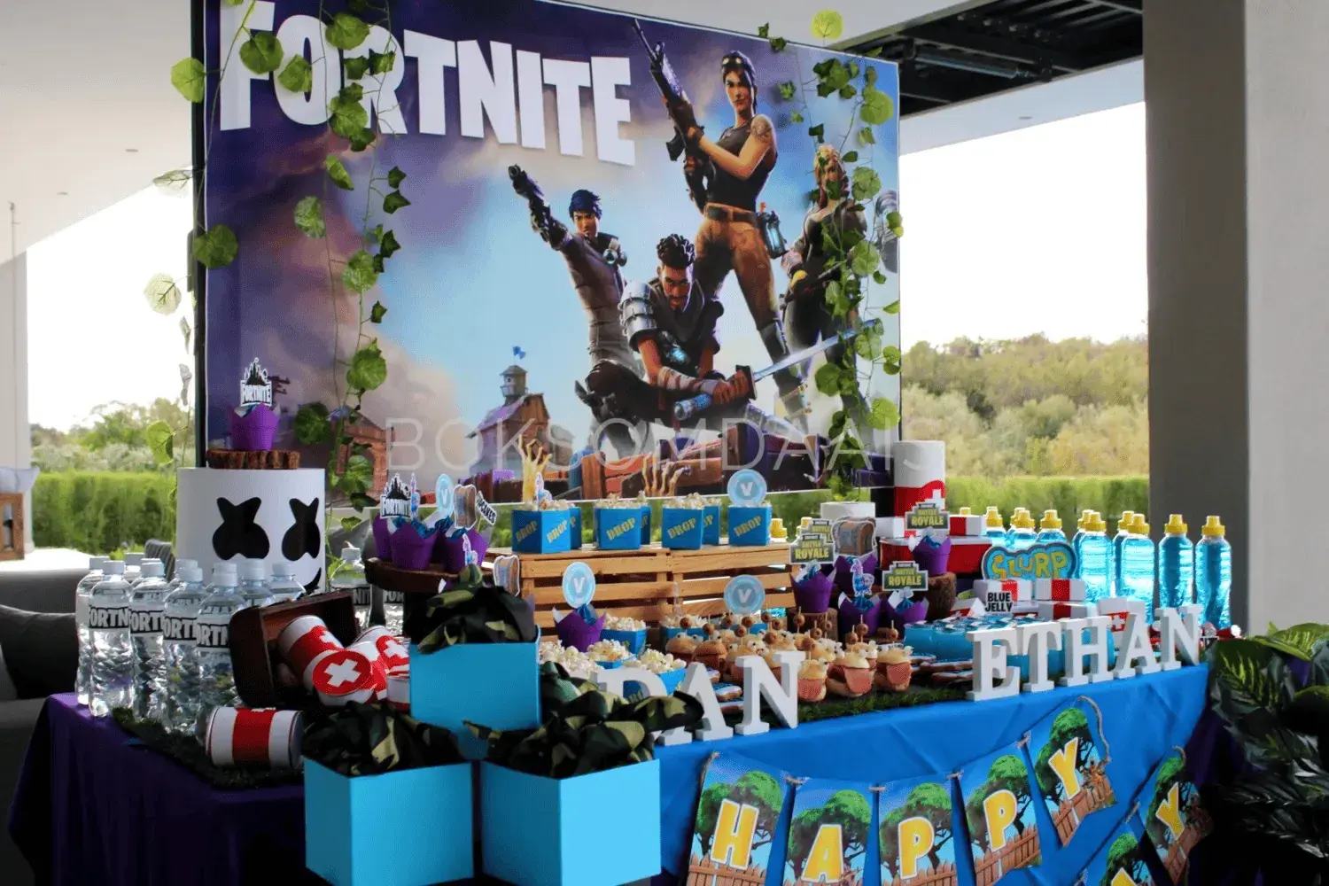 Supply Drop mini cake or cupcake display